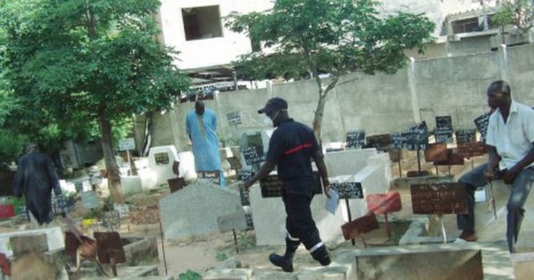 Profanation de cimetière à Kébémer : Trois individus, dont un émigré, surpris sur une tombe avec des gris gris et du sang