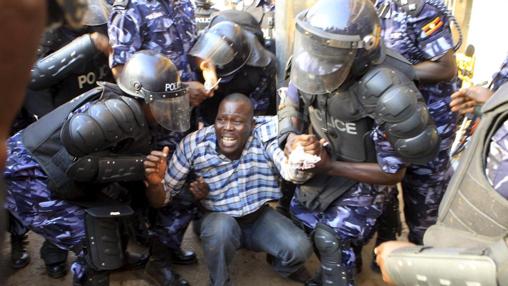 Présidentielle en Ouganda: le candidat Besigye arrêté, violents heurts