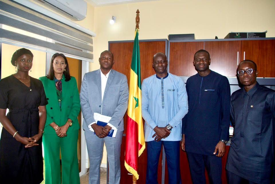 Abass Fall, ministre du Travail, de l’Emploi et des Relations avec les Institutions, a reçu le directeur du Centre National de Qualification Professionnelle et son équipe