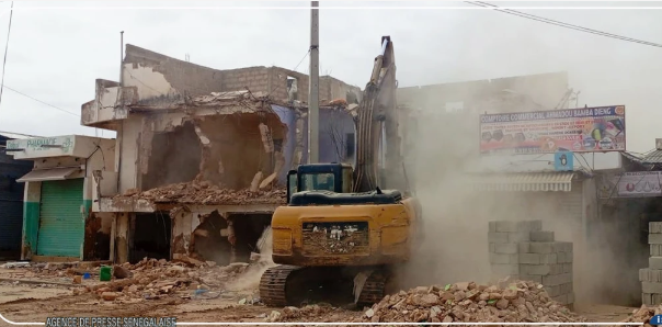 Démolition d’un bâtiment menaçant ruine au marché Ocass de Touba ‎