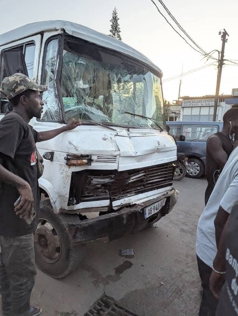 Drame à Castors : Un mort et plusieurs blessés dans un accident impliquant un car "Ndiaga Ndiaye" (Photos)