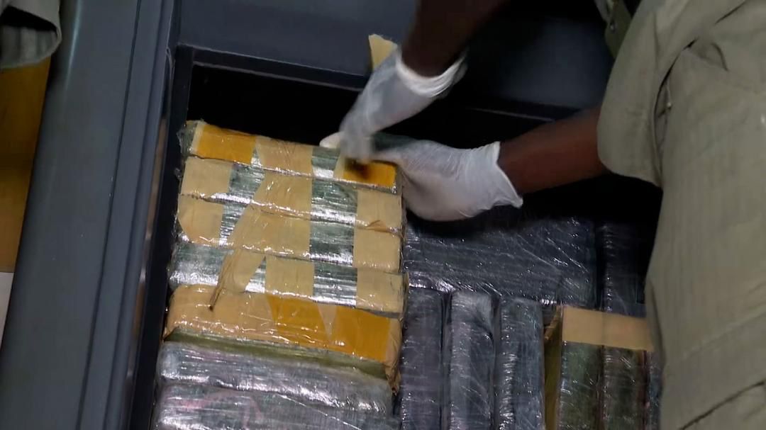 Cité Noflaye de Rufisque : Une opération combinée des Douanes sénégalaises et de la Gendarmerie nationale, a abouti à la saisie de 643 paquets de cocaïne, ce lundi