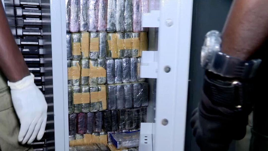Cité Noflaye de Rufisque : Une opération combinée des Douanes sénégalaises et de la Gendarmerie nationale, a abouti à la saisie de 643 paquets de cocaïne, ce lundi