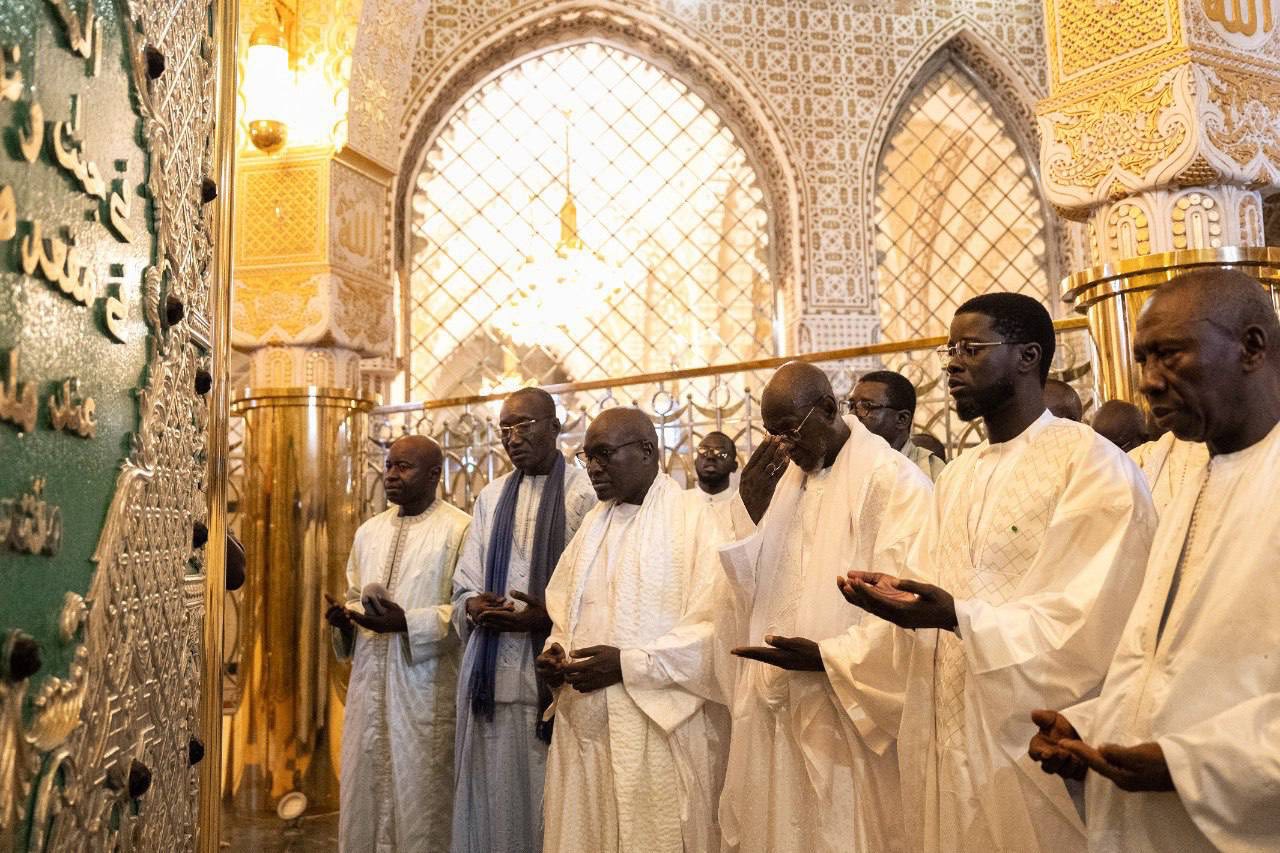 Grand Magal 2025 : Le Président Diomaye Faye reçu par le Khalife général, prières et bénédictions sur les projets