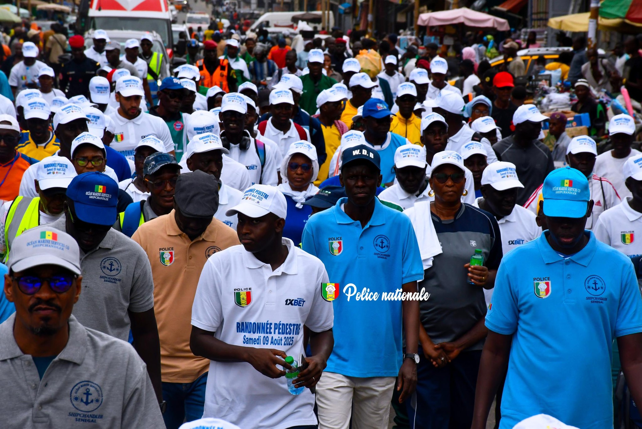 Randonnée citoyenne à Dakar : Sport et cohésion sociale à l’honneur, police et population marchent pour le vivre-ensemble