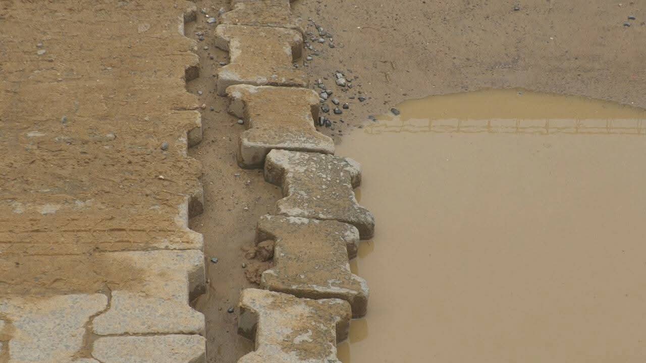 Tivaouane Peulh : une route laissée à l’abandon depuis deux ans, la population étouffe dans la poussière