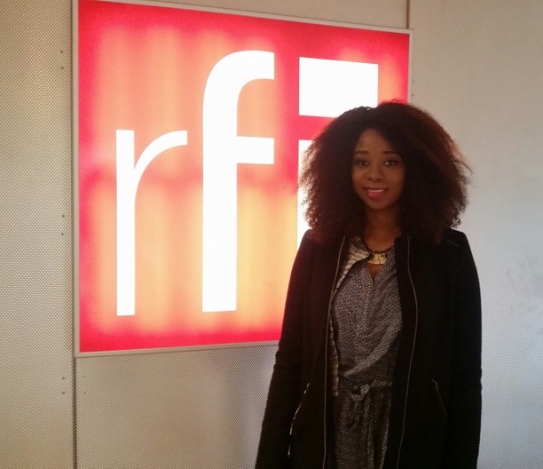 Adiouza dans les studios de RFI pour faire la promo de son actualité musicale