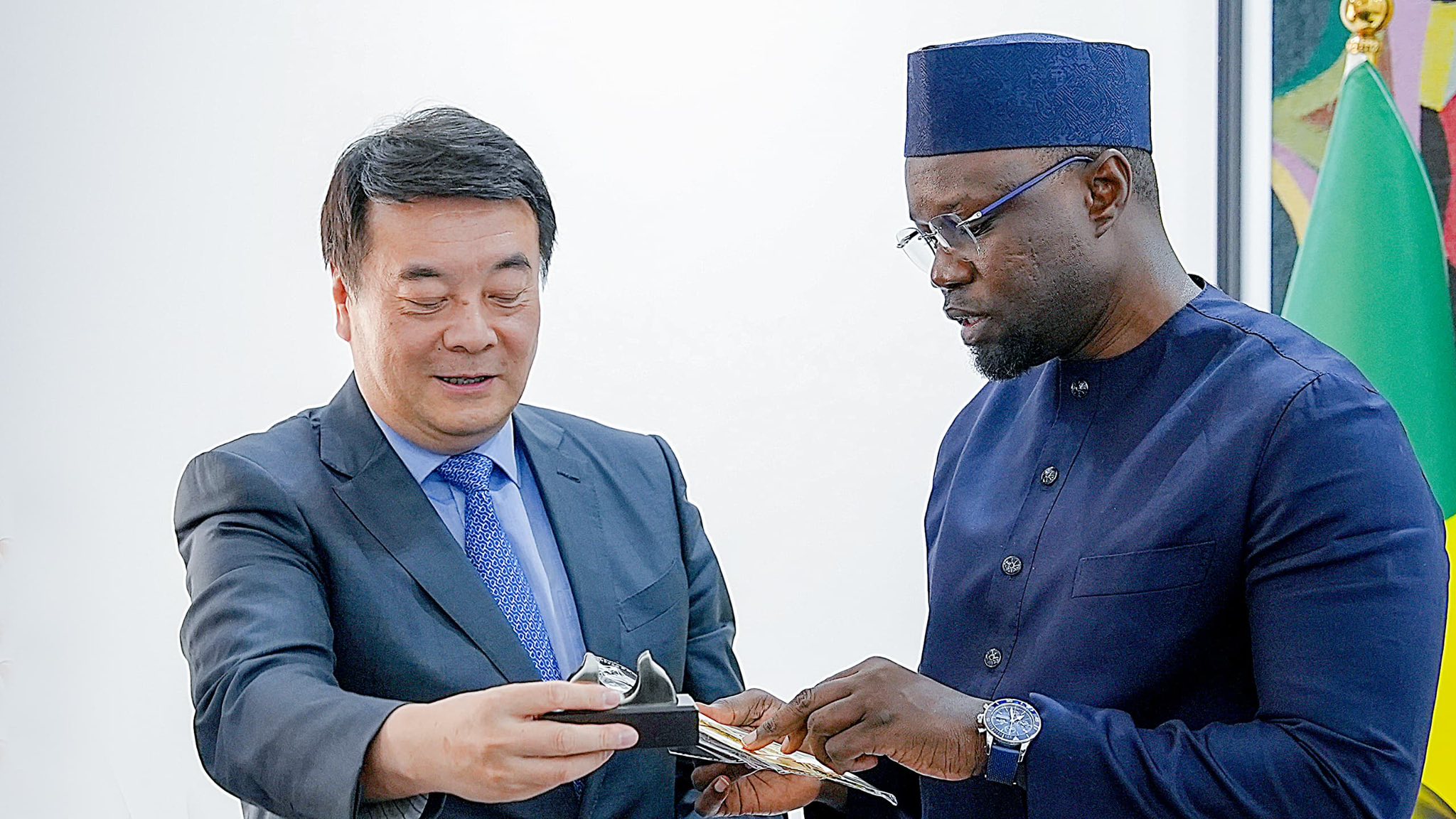Photos : Premier ministre Ousmane SONKO a reçu l’Ambassadeur de la République populaire de Chine au Sénégal, S.E. M. Li Zhigang, ce samedi