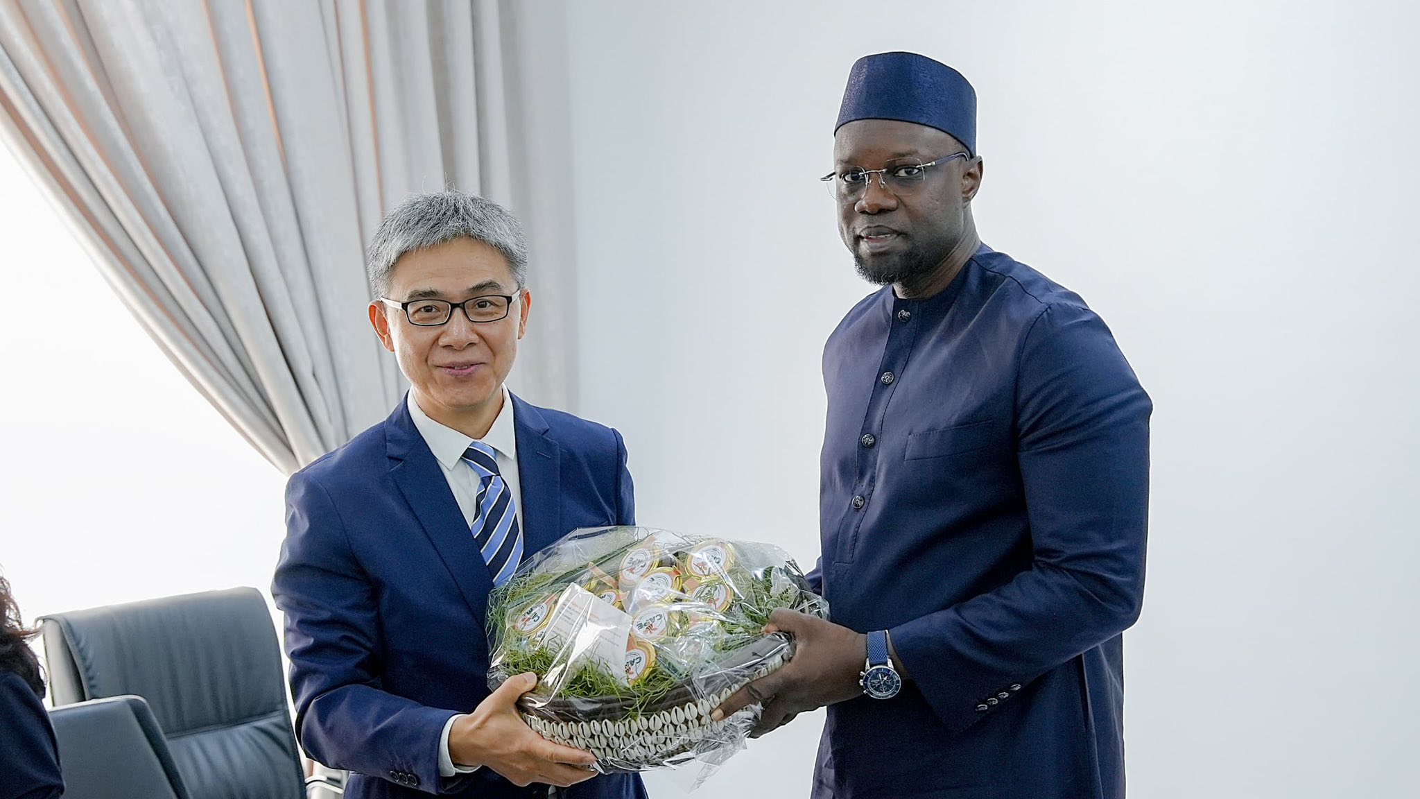 Photos : Premier ministre Ousmane SONKO a reçu l’Ambassadeur de la République populaire de Chine au Sénégal, S.E. M. Li Zhigang, ce samedi