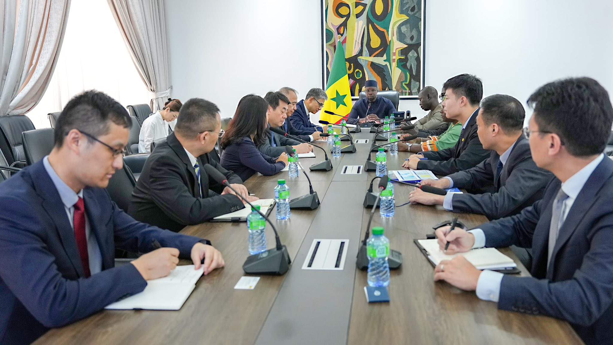 Photos : Premier ministre Ousmane SONKO a reçu l’Ambassadeur de la République populaire de Chine au Sénégal, S.E. M. Li Zhigang, ce samedi