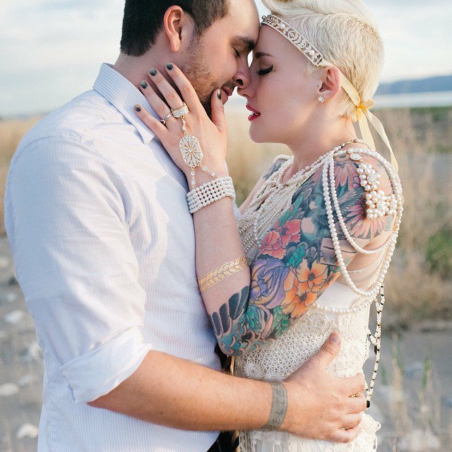20 femmes sublimes en robe de mariée qui prouvent qu'on peut être une femme mariée et tatouée