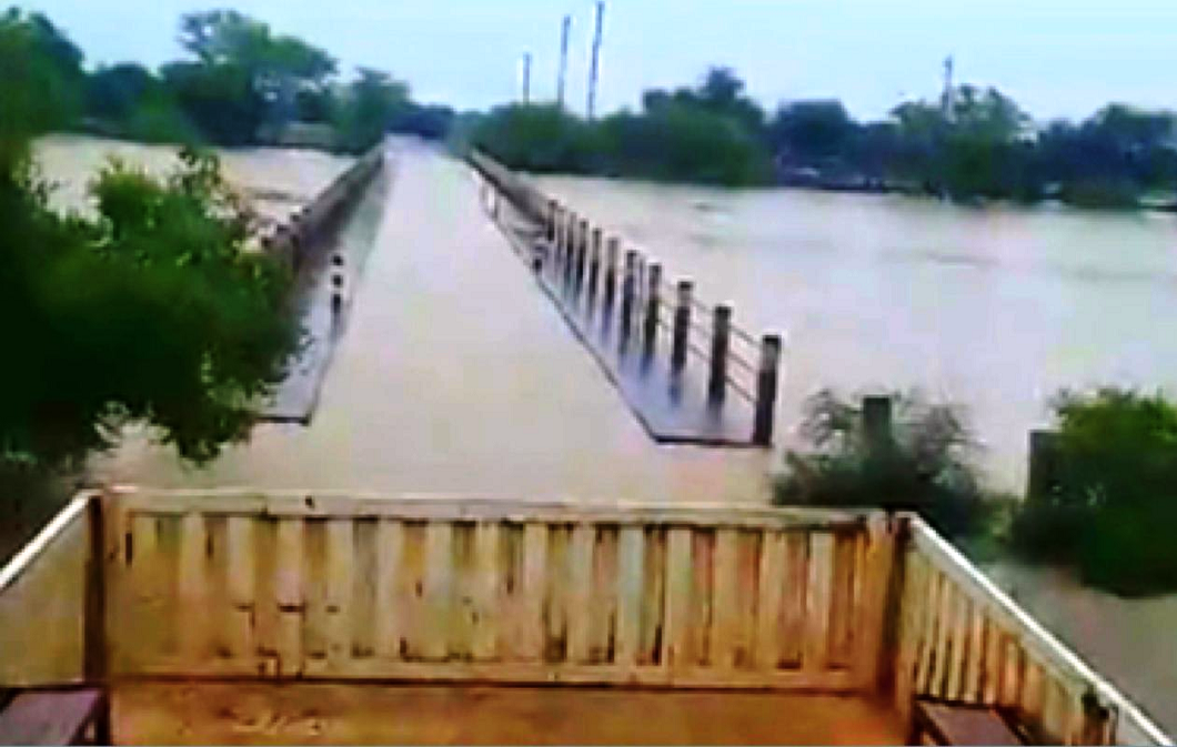 Matam : le fleuve Sénégal contraint les autorités à fermer le pont de Oréfondé provisoirement après sa submersion par les eaux