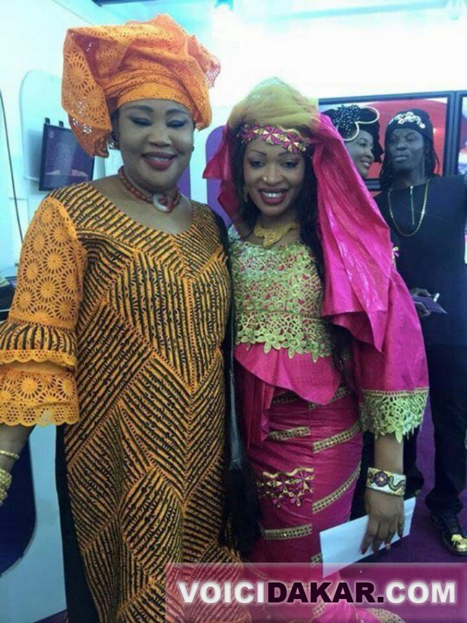 La nouvelle mariée, Fatou Guéwel Diouf, en toute complicité avec sa petite sœur Oumou Sow