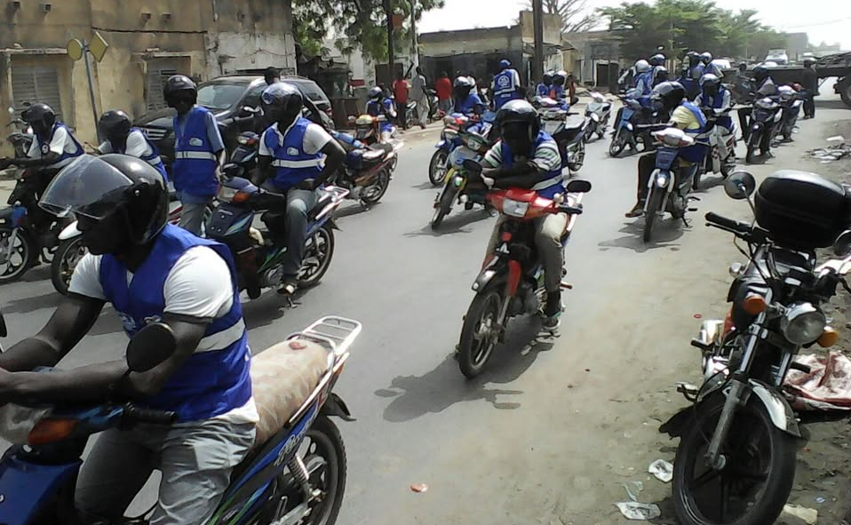 Sécurité routière : l’ANASER et la police Dakar mène une vaste opération de contrôle des motos pour imposer le port du casque