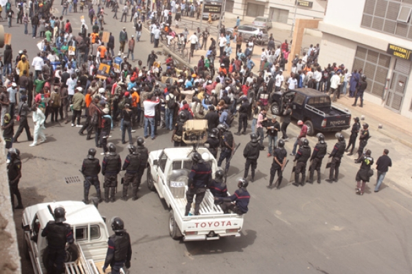 Affrontements entre Oui et Non à Dakar : Du Sang, des coups de feu et dégâts importants