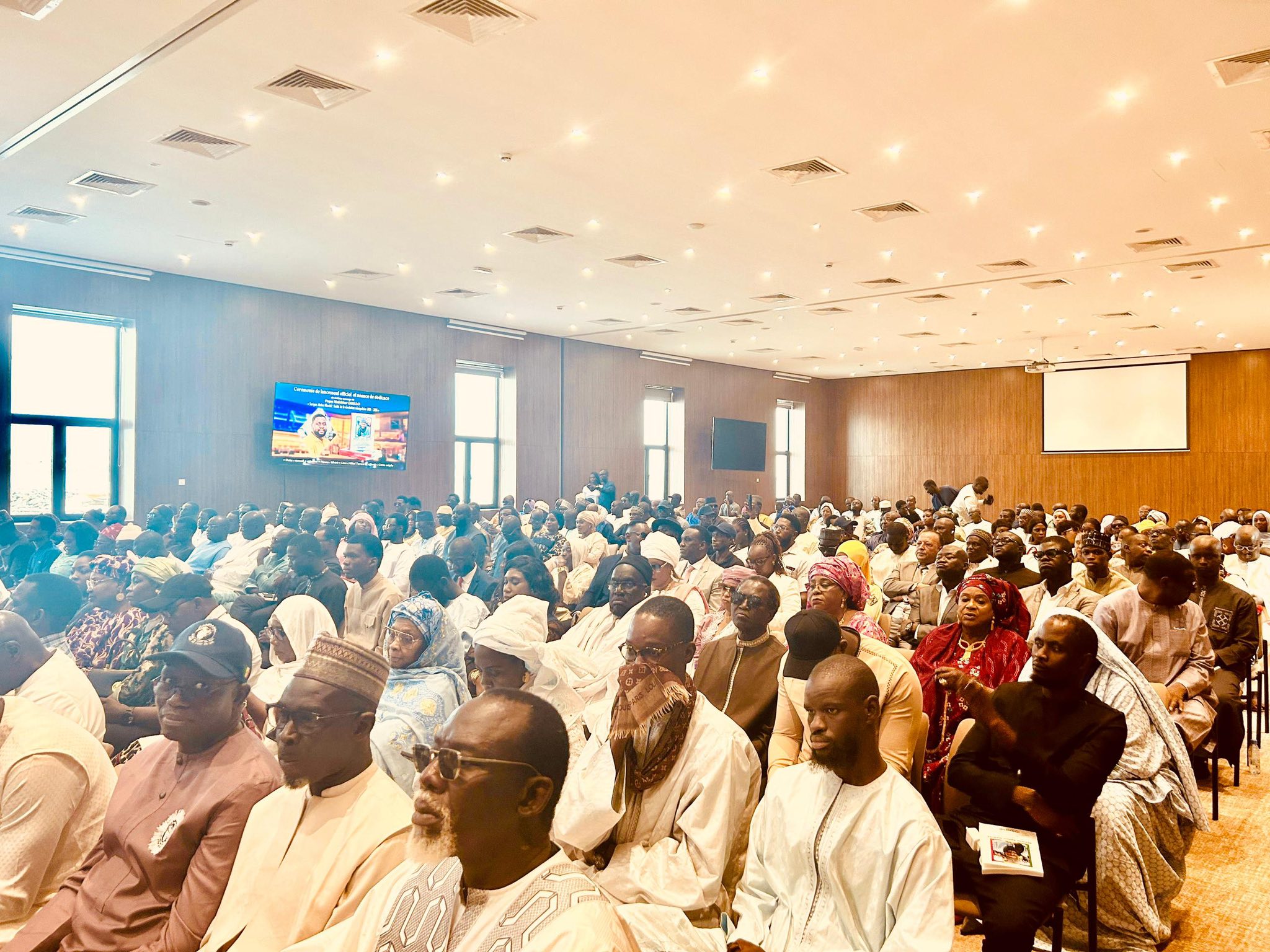 SEM Hassan Naciri assiste à la présentation du livre hommage à Serigne Abdou Mbacké