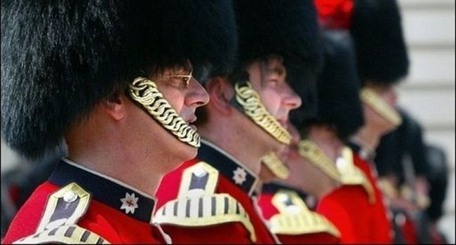 Bizutage extrême à Londres : Deux gardes royaux forcés de coucher ensemble