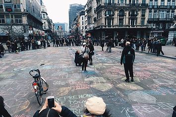 Des Bruxellois décorent les rues de leur ville avec des messages de paix
