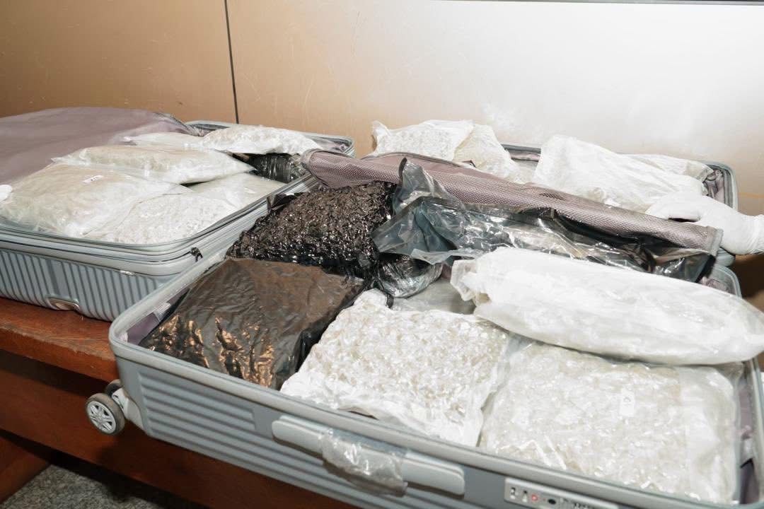 AIBD : Du haschich d’un poids total de 32,686 kg en provenance de l’étranger, saisi