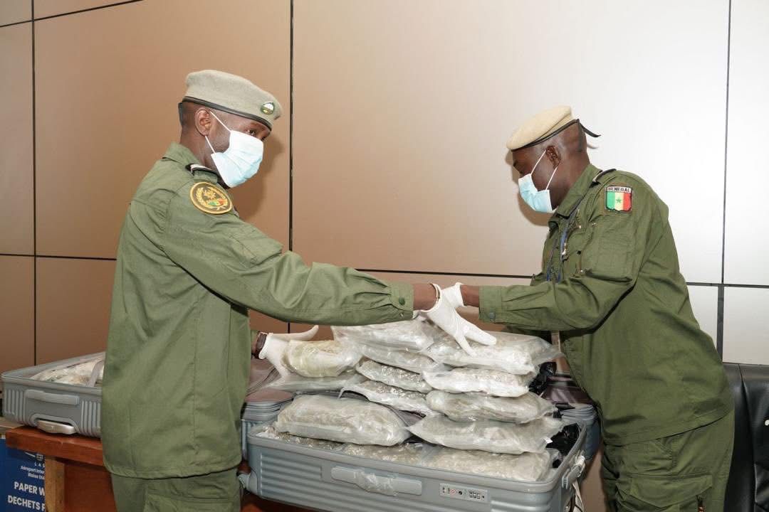 AIBD : Du haschich d’un poids total de 32,686 kg en provenance de l’étranger, saisi