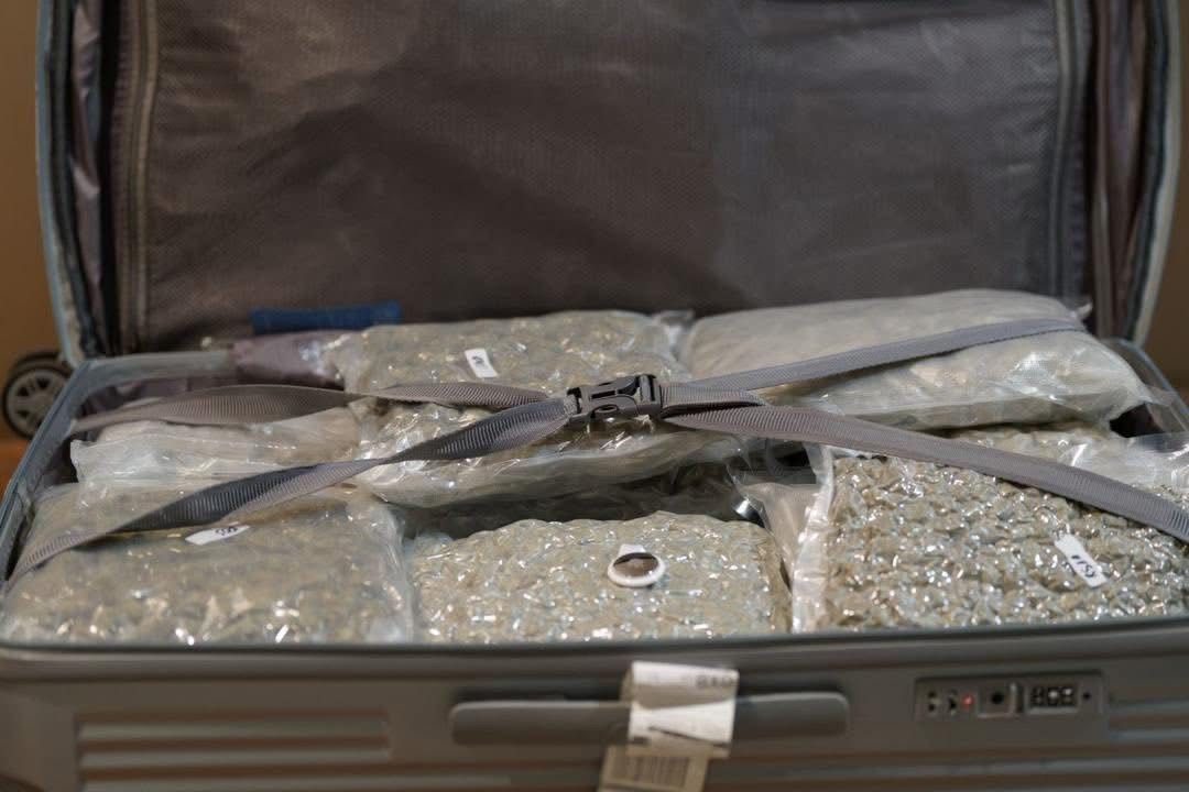 AIBD : Du haschich d’un poids total de 32,686 kg en provenance de l’étranger, saisi