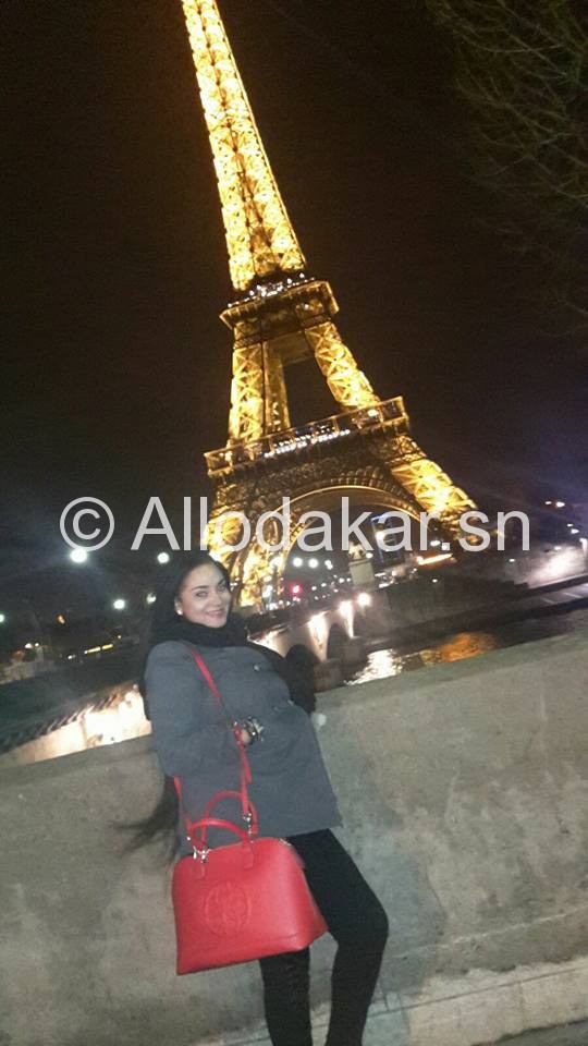 Thioro Balbaky pose devant la Tour Eiffel 