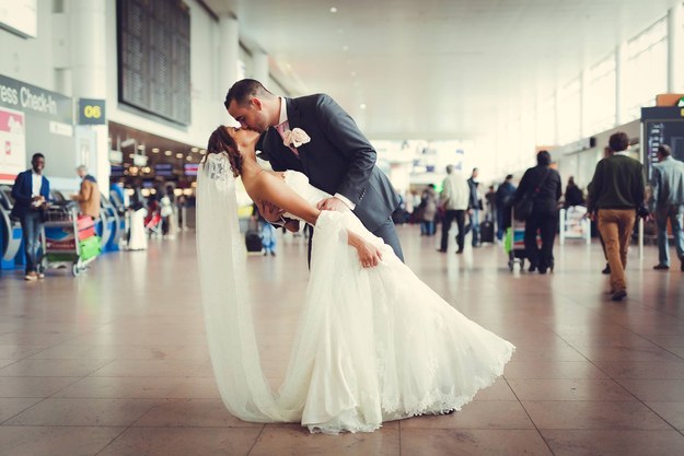 Cette photo de mariage à l’aéroport de Bruxelles a ému plein d’internautes