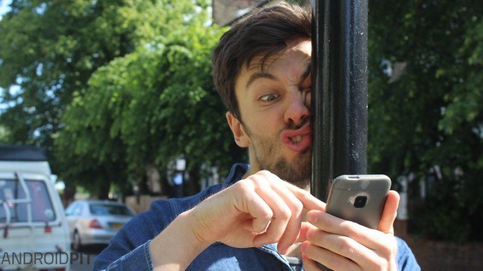 12 choses inévitables qui nous arrivent forcément quand on a un ami complètement accro à son smartphone !