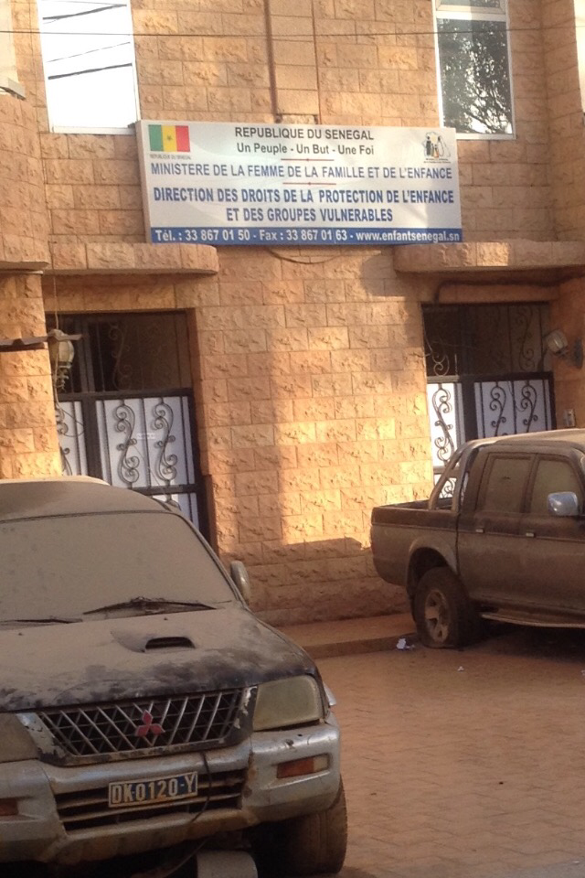 Cimetière de voitures devant un bâtiment officiel - Cela se passe au Sénégal !