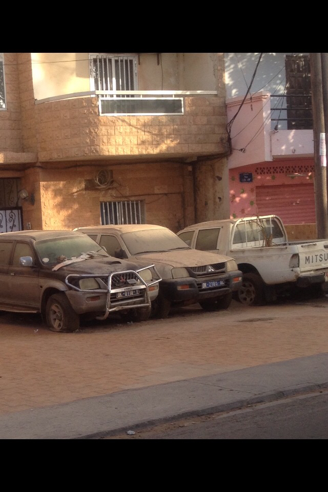 Cimetière de voitures devant un bâtiment officiel - Cela se passe au Sénégal !