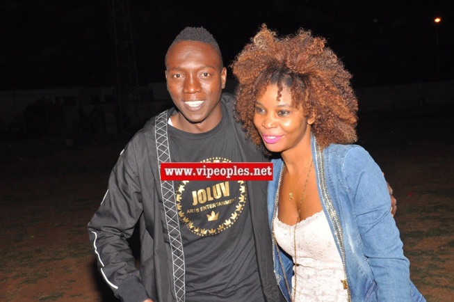 Le chanteur Gambien Bay Babou prend la pose avec ses fans de la cité du rail