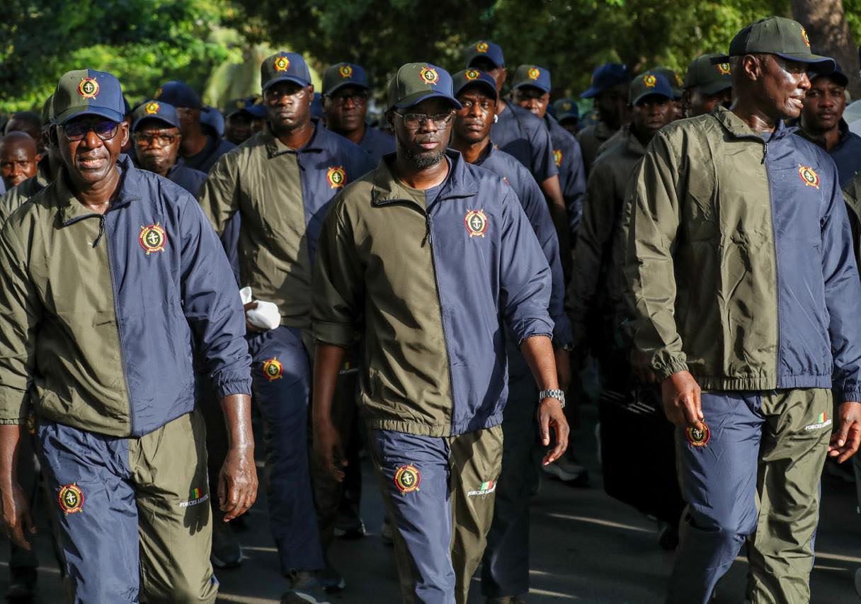 Photos / Au rythme des pas et sous le drapeau national : le Président Bassirou Diomaye Faye et les Forces armées ont célébré une matinée de cohésion et de résilience