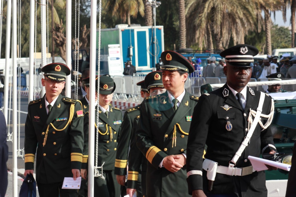 Arrêt sur images: les officiers de l'armée chinoise au défilé du 4 avril 