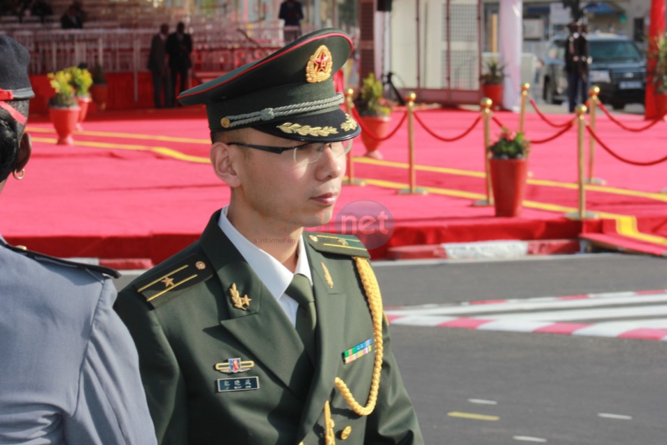 Arrêt sur images: les officiers de l'armée chinoise au défilé du 4 avril 