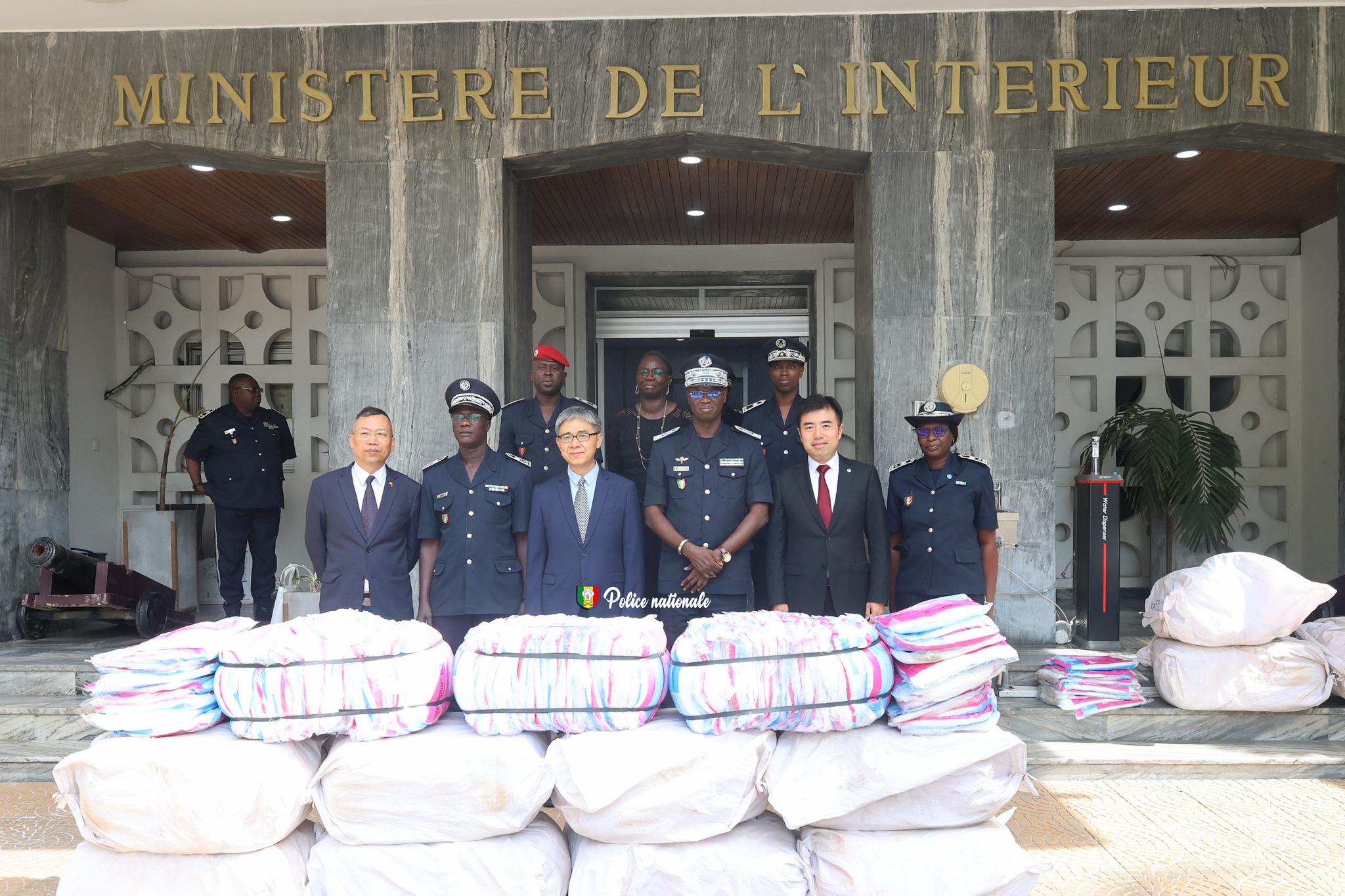 Photos : L’Inspecteur Général de Police Mame Seydou NDOUR, DG de la Police nationale a reçu en audience, Son Excellence M. LI ZHIGANG, Ambassadeur de la République populaire de Chine, ce mercredi