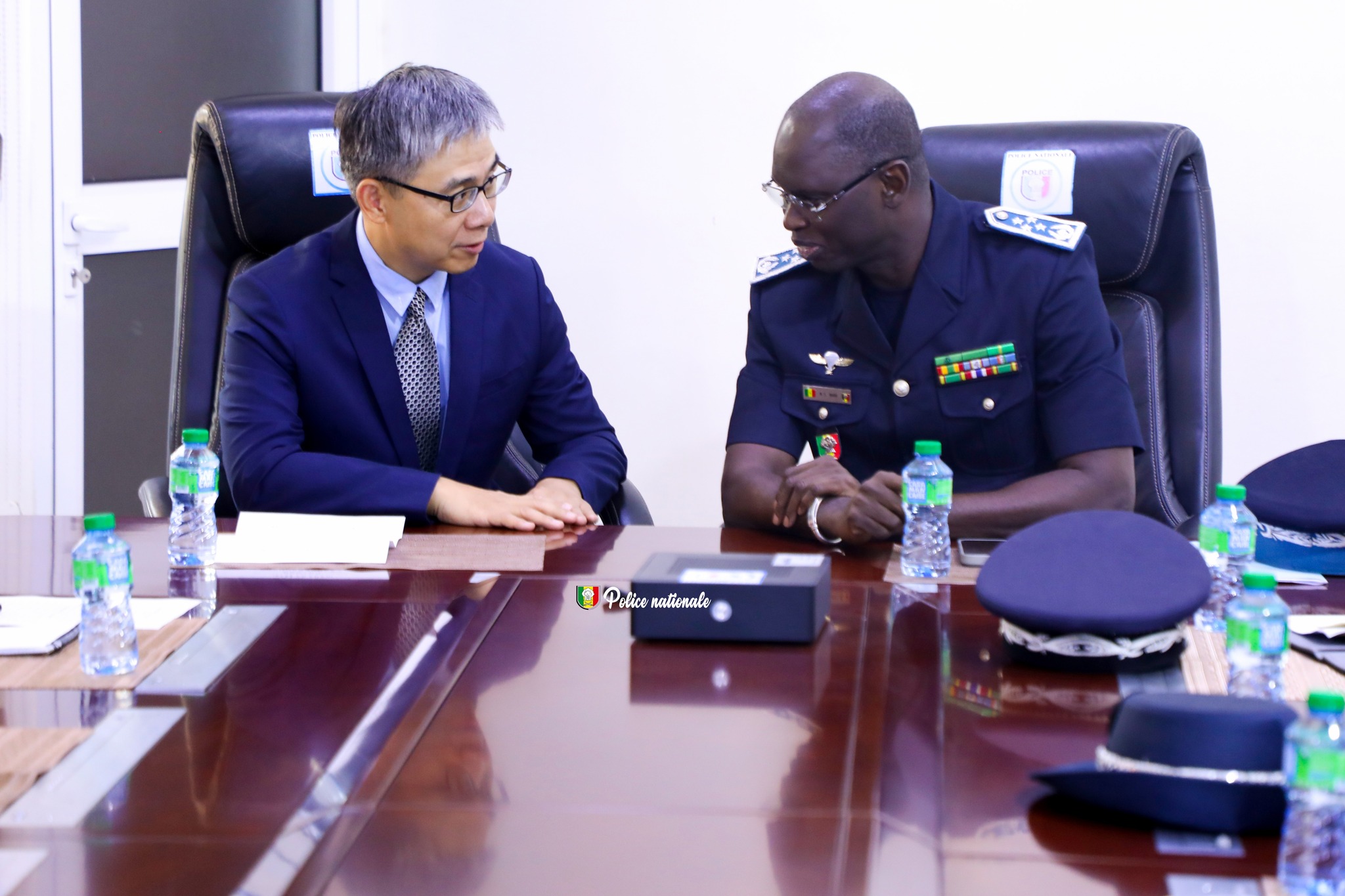 Photos : L’Inspecteur Général de Police Mame Seydou NDOUR, DG de la Police nationale a reçu en audience, Son Excellence M. LI ZHIGANG, Ambassadeur de la République populaire de Chine, ce mercredi