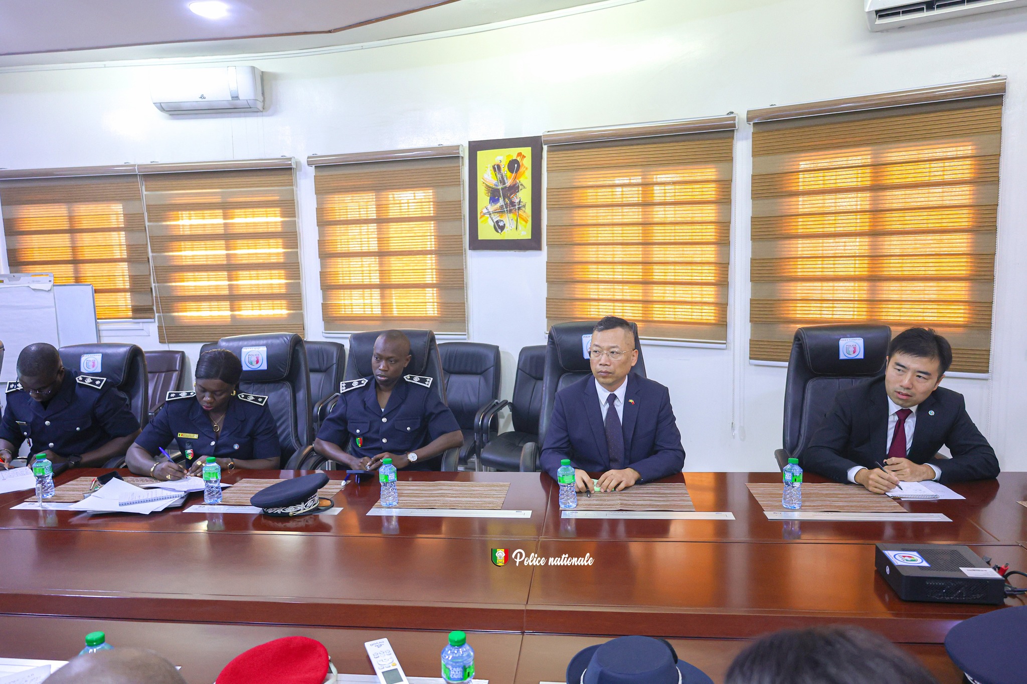 Photos : L’Inspecteur Général de Police Mame Seydou NDOUR, DG de la Police nationale a reçu en audience, Son Excellence M. LI ZHIGANG, Ambassadeur de la République populaire de Chine, ce mercredi