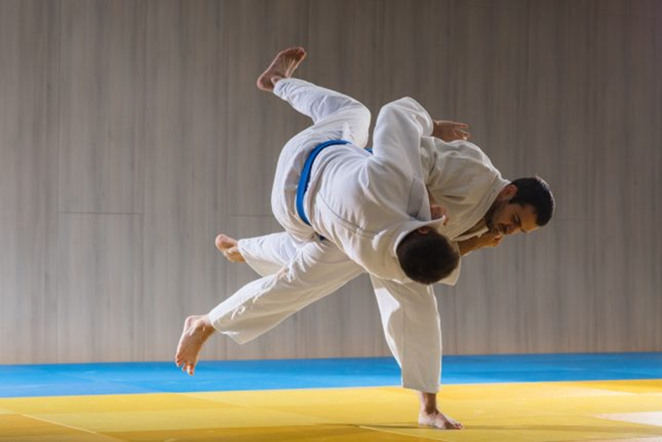 Comment le travail des pieds en judo, aide à éviter le contre