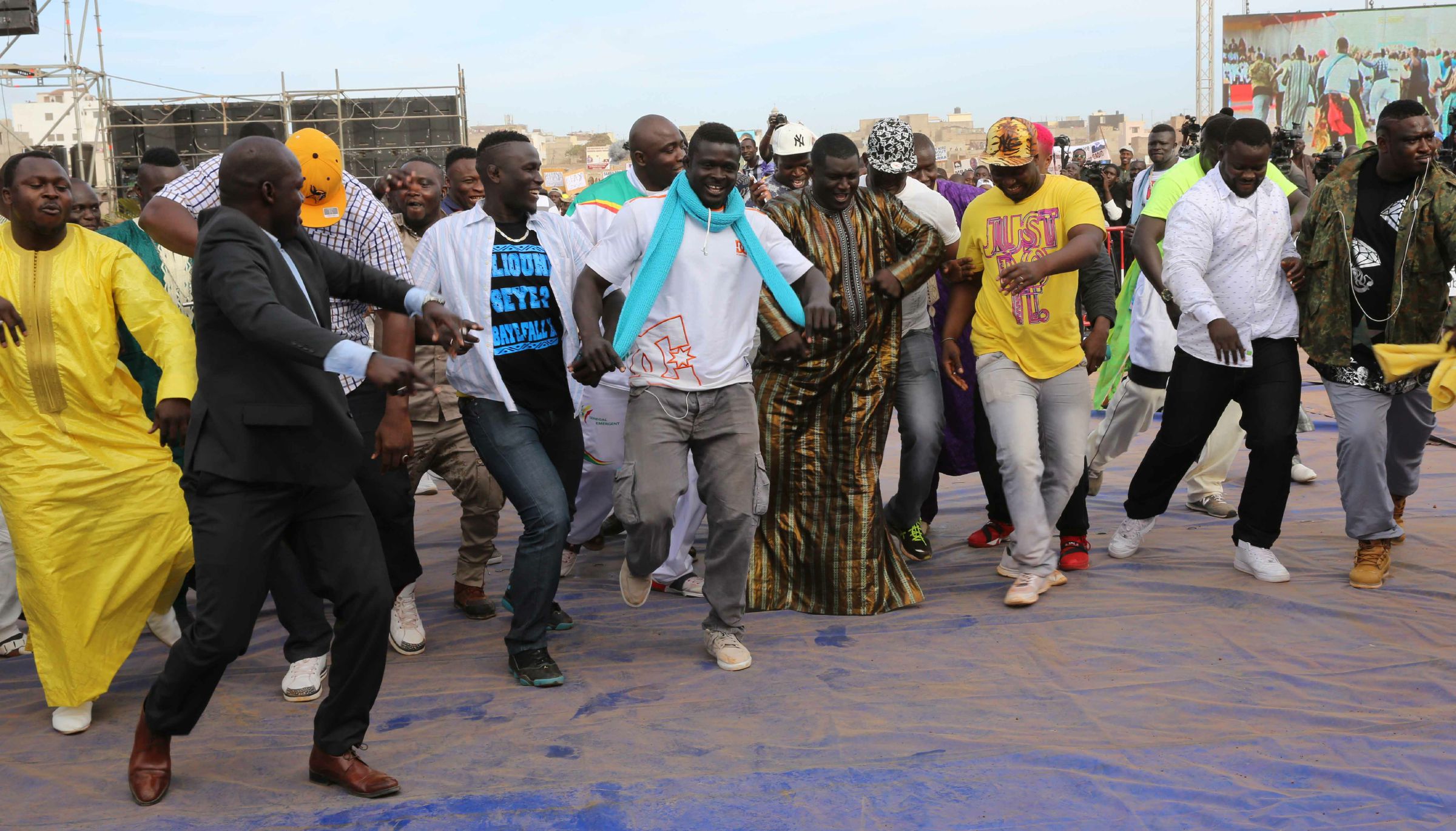 Arrêt sur images: le "bàkk" des lutteurs devant Macky Sall