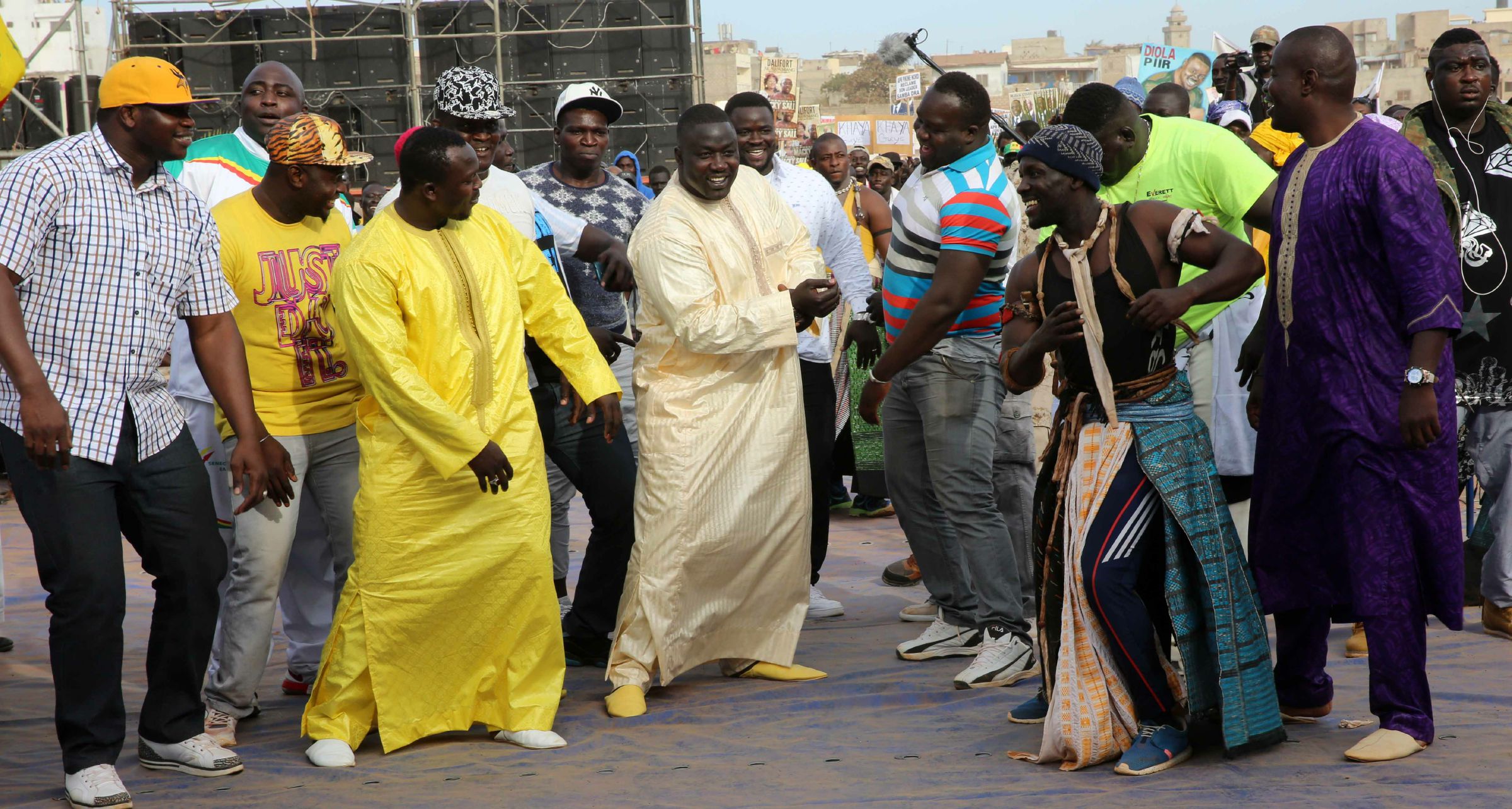 Arrêt sur images: le "bàkk" des lutteurs devant Macky Sall