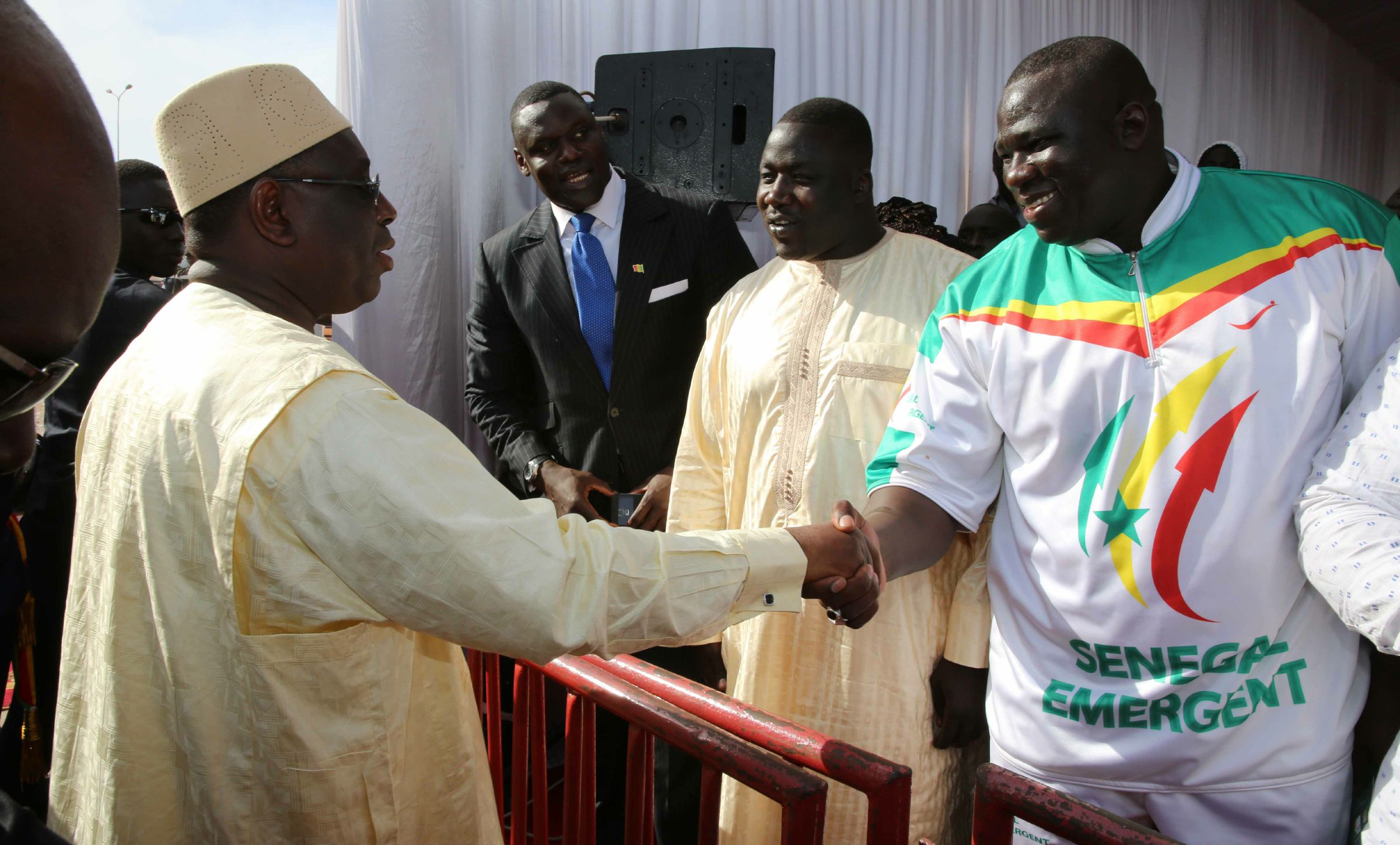 Arrêt sur images: le "bàkk" des lutteurs devant Macky Sall