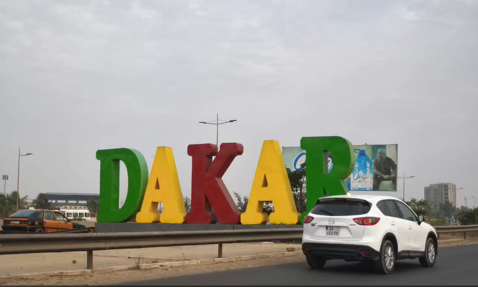 Jeux Olympiques de la Jeunesse 2026/ En hommage à l'hospitalité sénégalaise : Alhassane Ndiaye, artiste sénégalais offre son œuvre monumentale d'art à Abass Fall, Maire de la Ville de Dakar