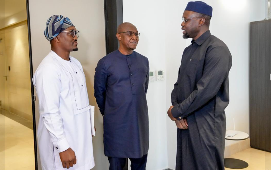 Photos : Le Premier ministre Ousmane SONKO a reçu une délégation sierra-léonaise conduite par M. Edmond NONIE, ministre délégué à l’Énergie, ce mardi