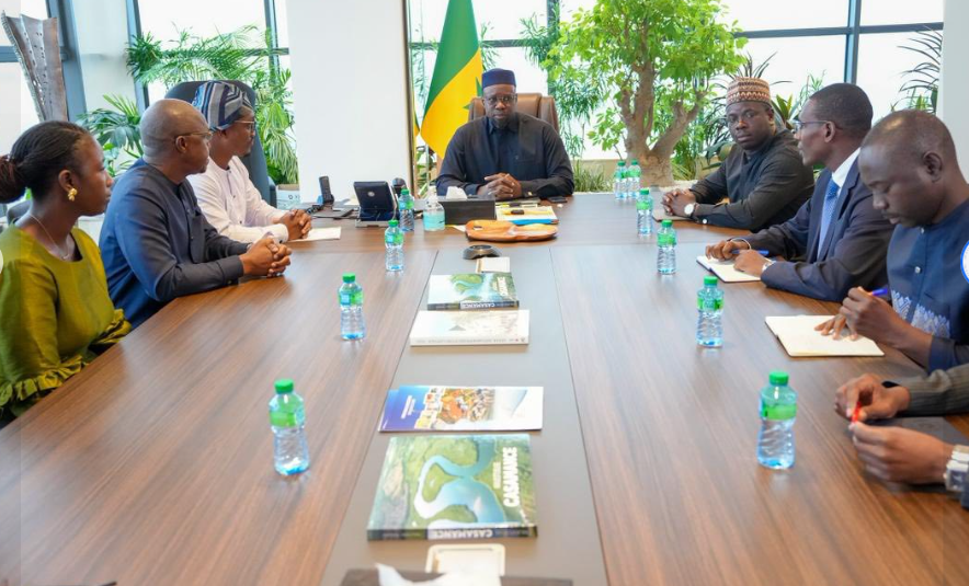 Photos : Le Premier ministre Ousmane SONKO a reçu une délégation sierra-léonaise conduite par M. Edmond NONIE, ministre délégué à l’Énergie, ce mardi