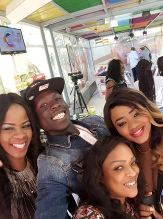 Ngaaka Blindé s'offre un selfie avec la team "Yeewuleen"
