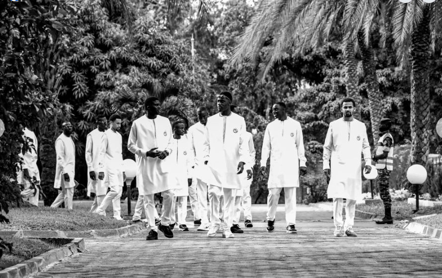Photos/ Palais de la République : Le Président de la République, Bassirou Diomaye Faye, a procédé à la remise officielle du drapeau national à nos vaillants Lions, cet après-midi