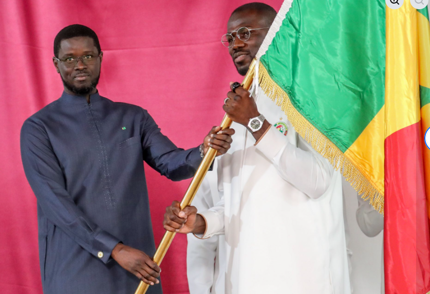 Photos/ Palais de la République : Le Président de la République, Bassirou Diomaye Faye, a procédé à la remise officielle du drapeau national à nos vaillants Lions, cet après-midi