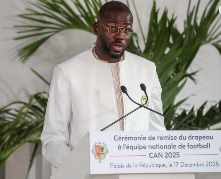 Photos/ Palais de la République : Le Président de la République, Bassirou Diomaye Faye, a procédé à la remise officielle du drapeau national à nos vaillants Lions, cet après-midi