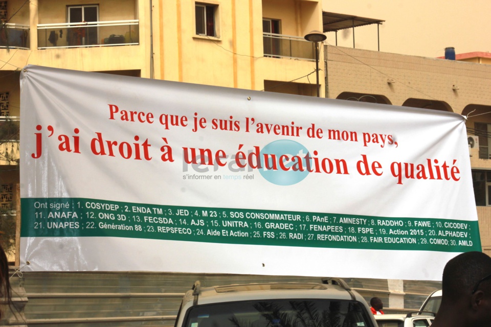 Les images du rassemblement des syndicats, parents d'élèves et élèves pour mettre fin aux grèves dans le système éducatif