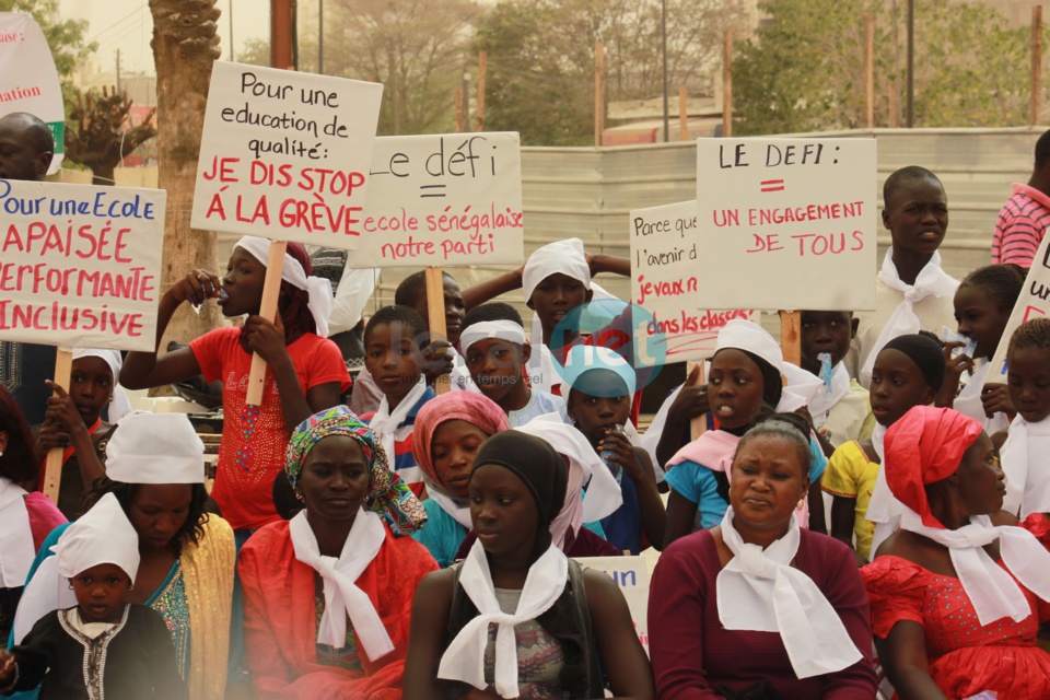 Les images du rassemblement des syndicats, parents d'élèves et élèves pour mettre fin aux grèves dans le système éducatif